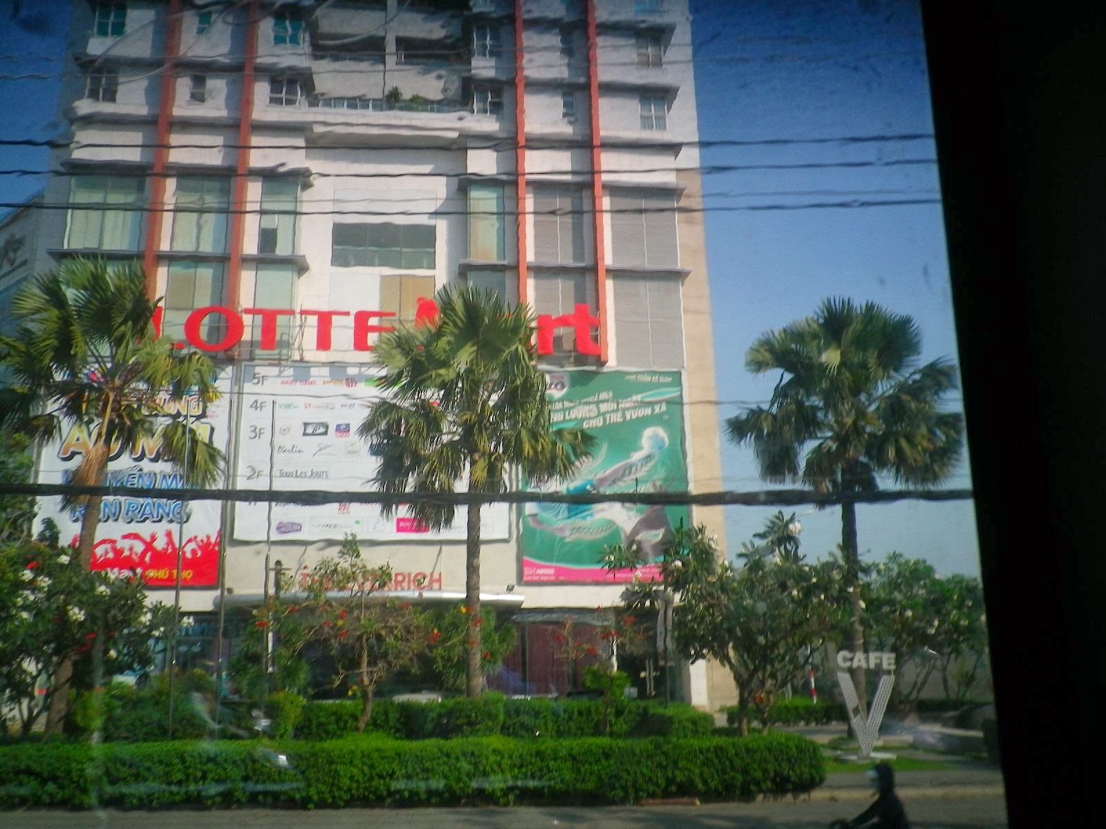 ホーチミンのロッテマートバス停付近の外観