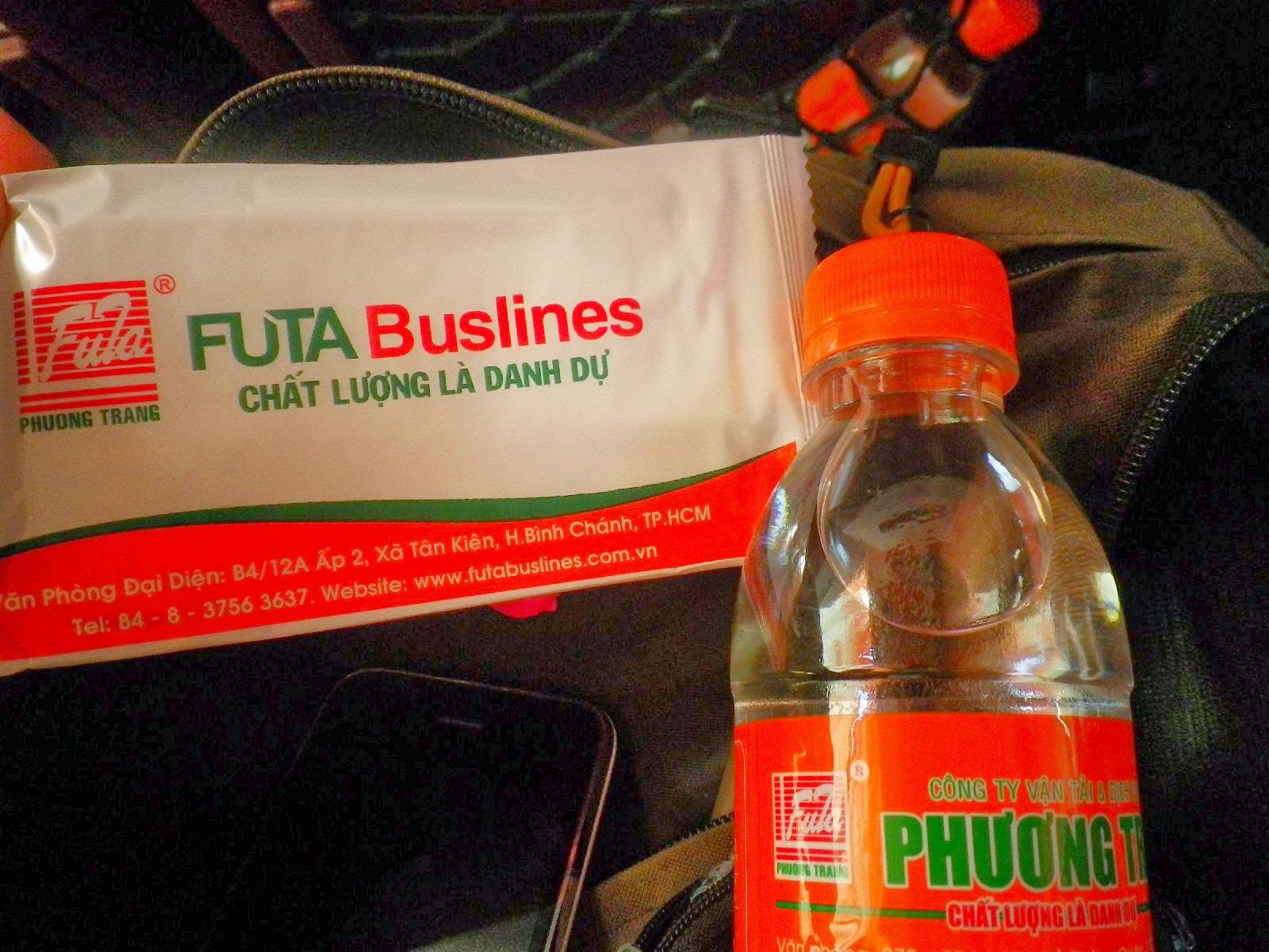 FUTA Buslines（フーンチャン）の車内サービスのお菓子と水