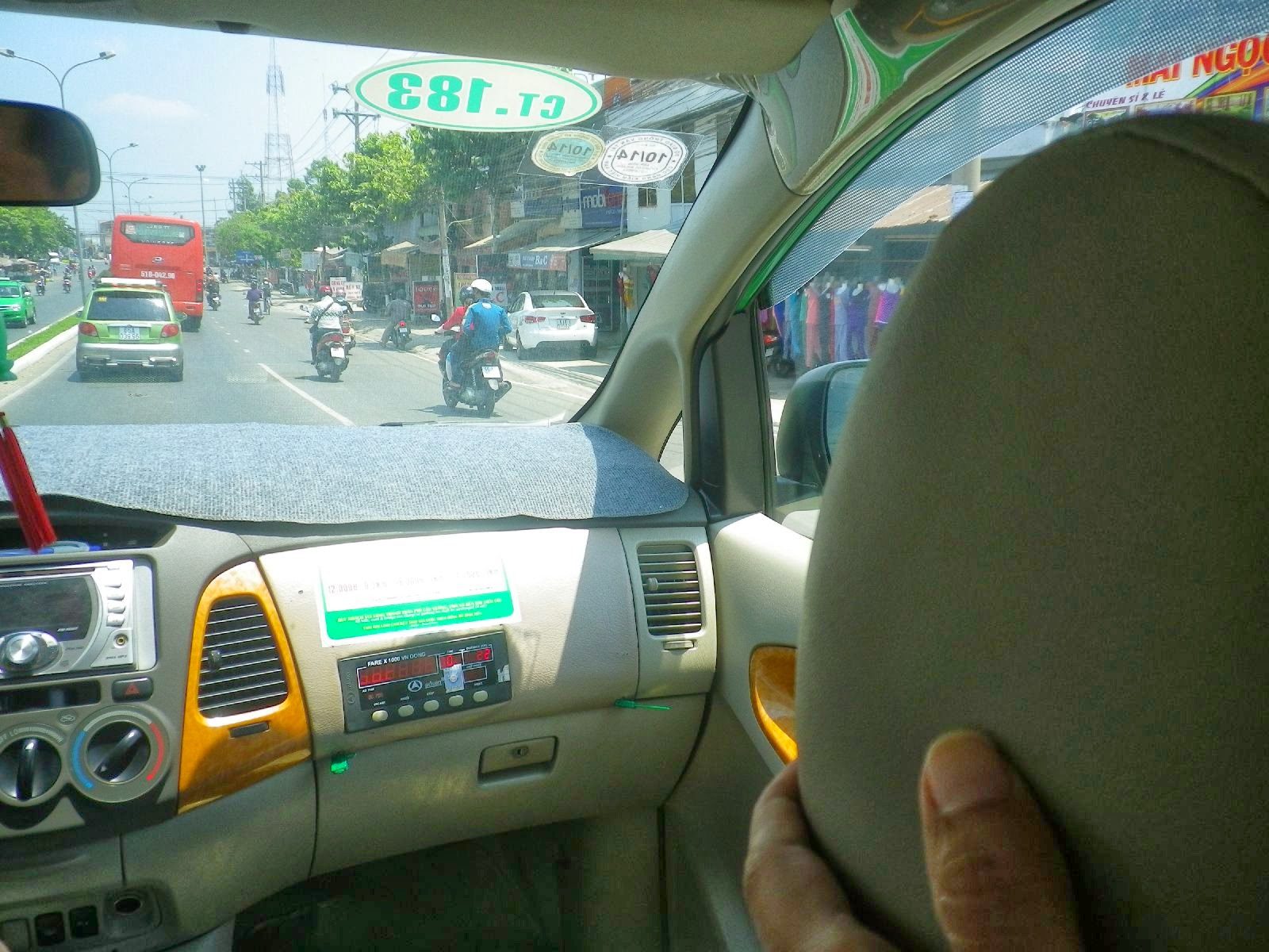 ホーチミンのマイリンタクシー車内からの混雑した道路風景