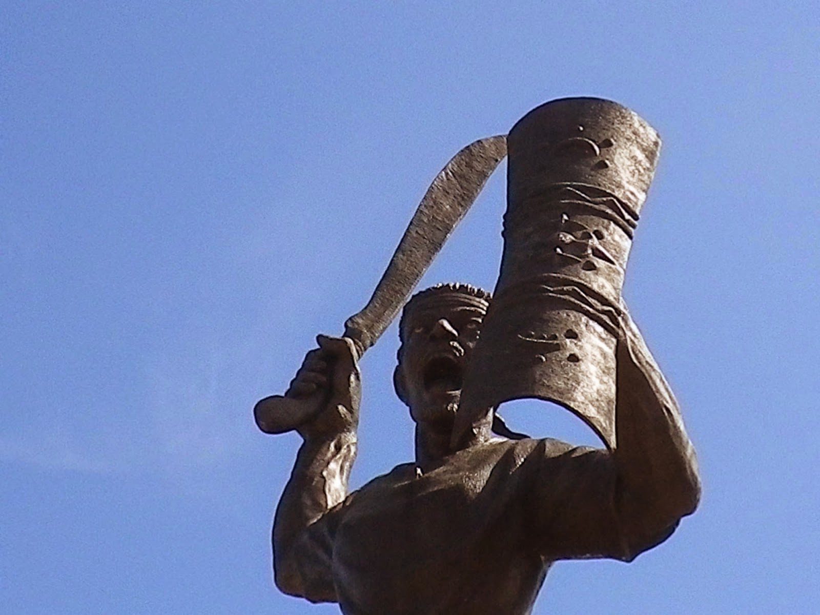 アンボンの街に立つ太鼓を掲げた銅像