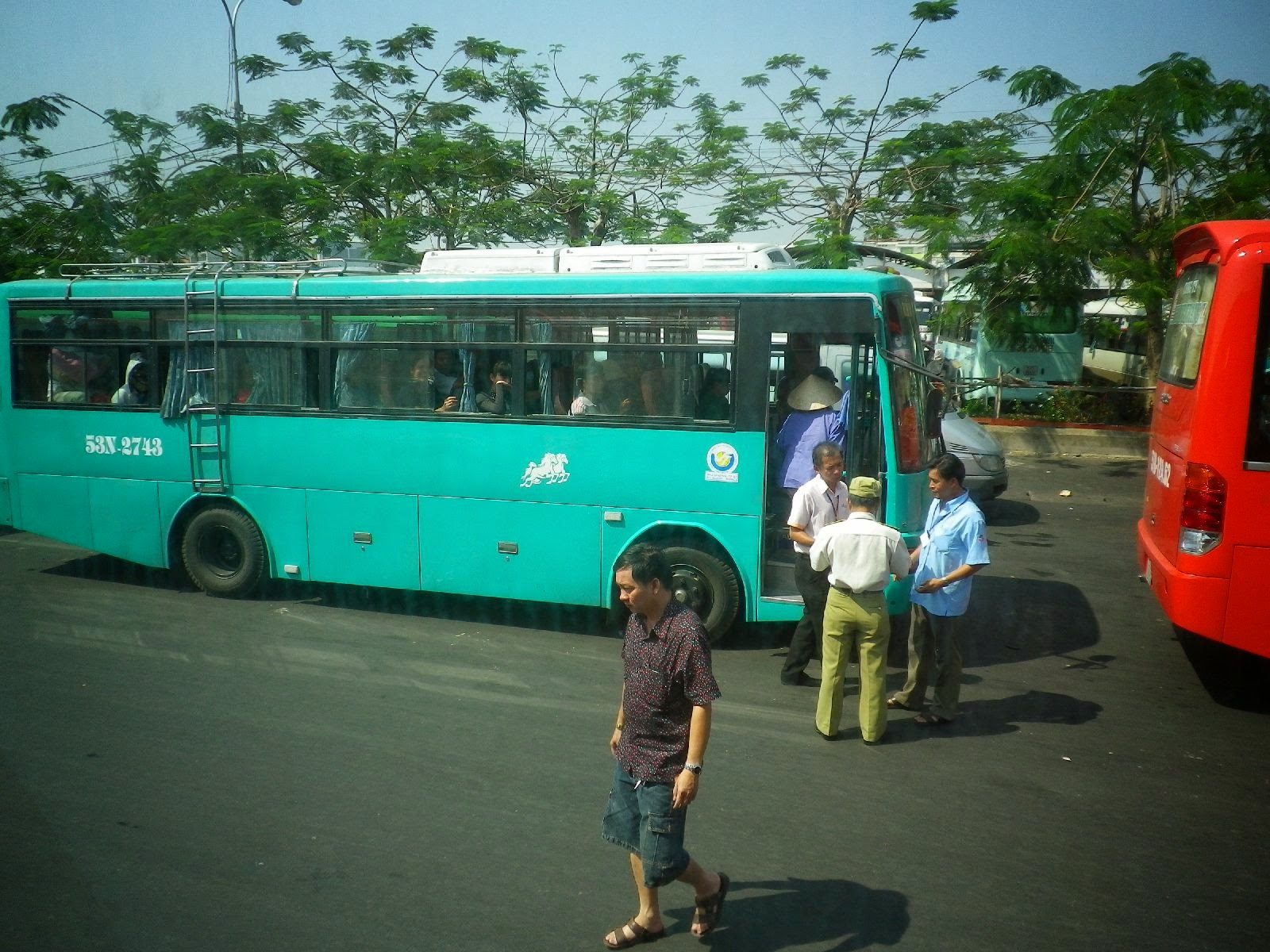 ホーチミンのバスターミナルに停まる緑色のローカルバス
