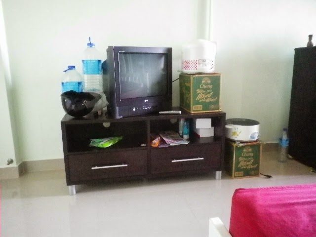 ホアヒンのアパート室内にあるテレビ台とブラウン管テレビ
