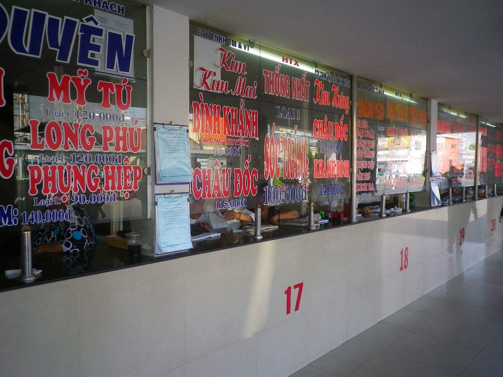 ホーチミンのバスターミナルにカントー行き各社チケットカウンターが並ぶ