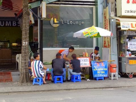ホーチミンの路上屋台で麺を食べる地元客たち