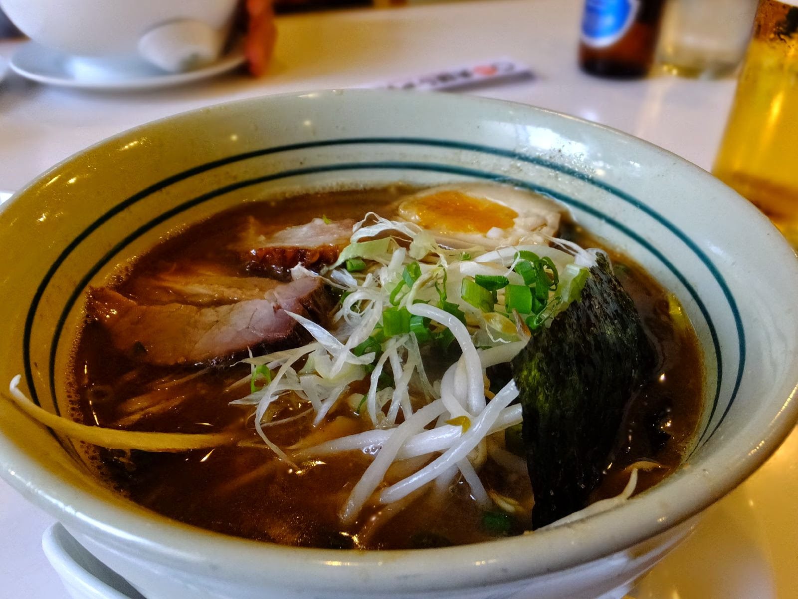 ホーチミンの大阪ラーメン・チャーシューと半熟卵のせ醤油スープ