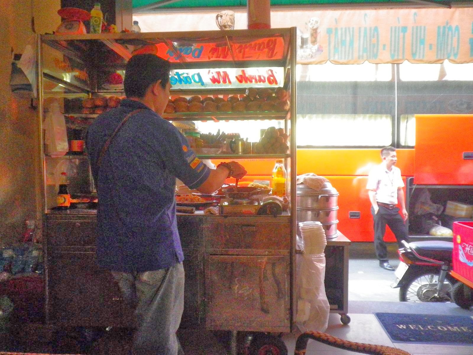 バインミー屋台で調理するベンタイン市場近くの店員