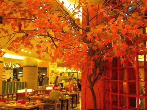 セントラルパークモール内の秋の紅葉ツリー装飾