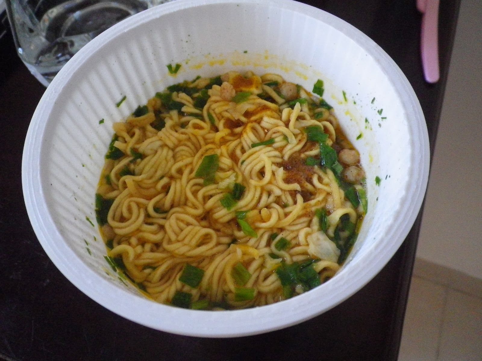 ベトナムのエースコック製カップ麺（青ネギ入りスープ）