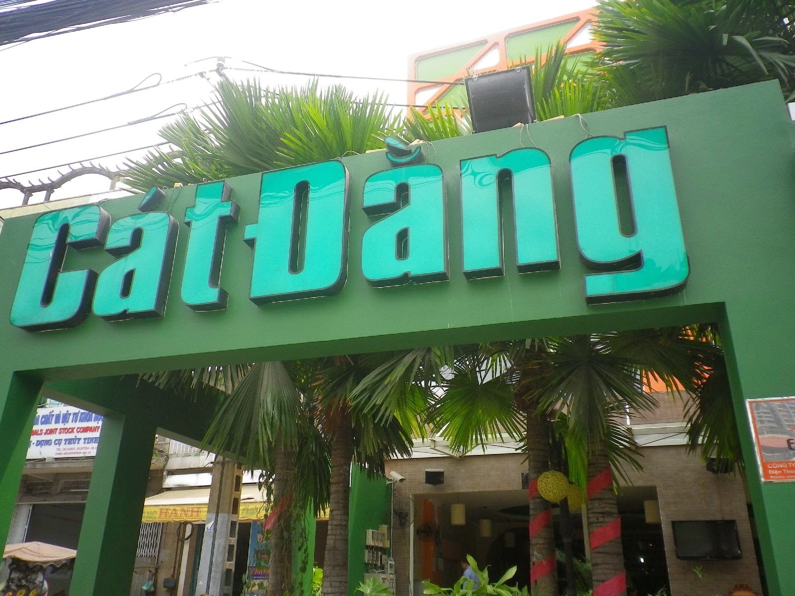 チョロンのカフェ「Cát Dặng」緑看板の外観