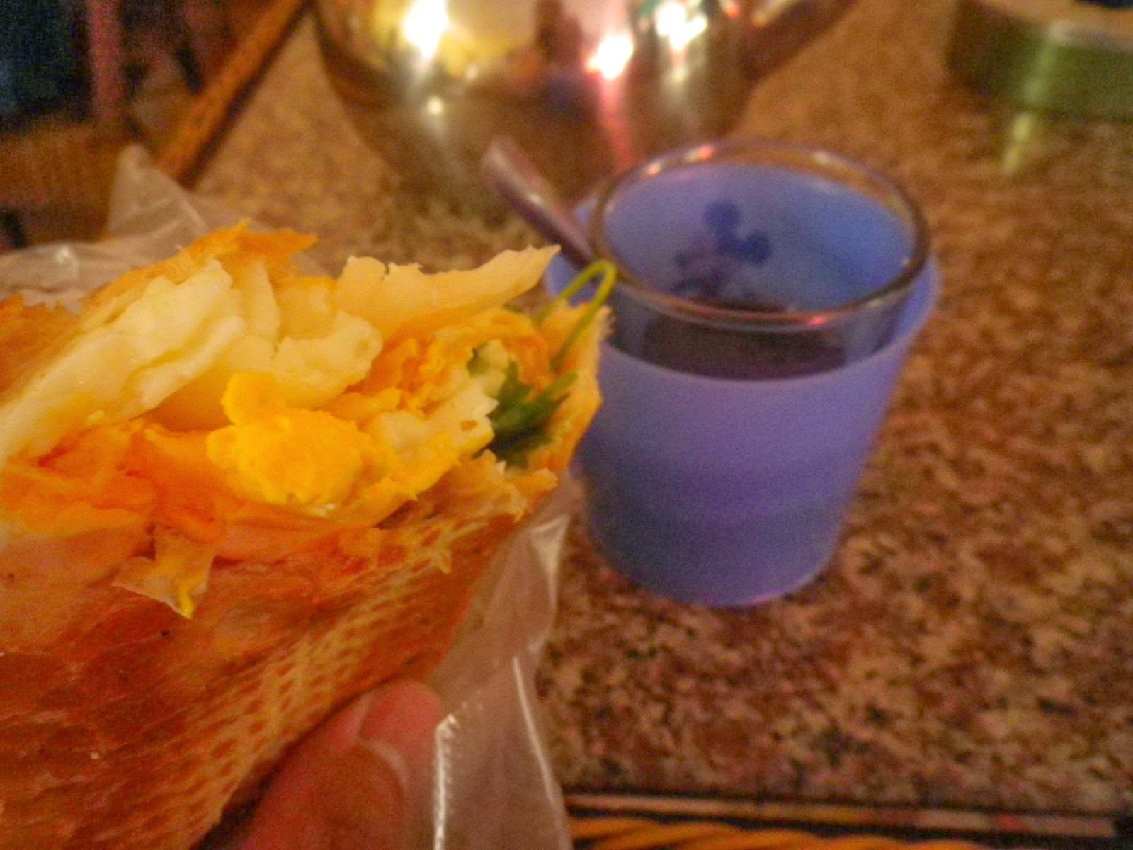 カントーのバスターミナル近くで食べた目玉焼き入りバインミー