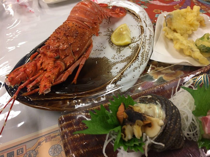 四国で味わう伊勢海老と巻貝の豪華海鮮料理