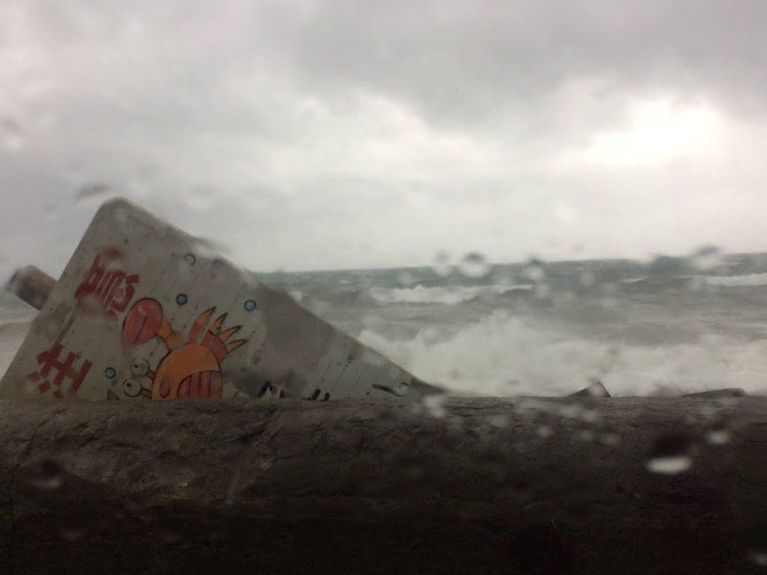 函館の荒波が打ち寄せるグラフィティ付き防波堤