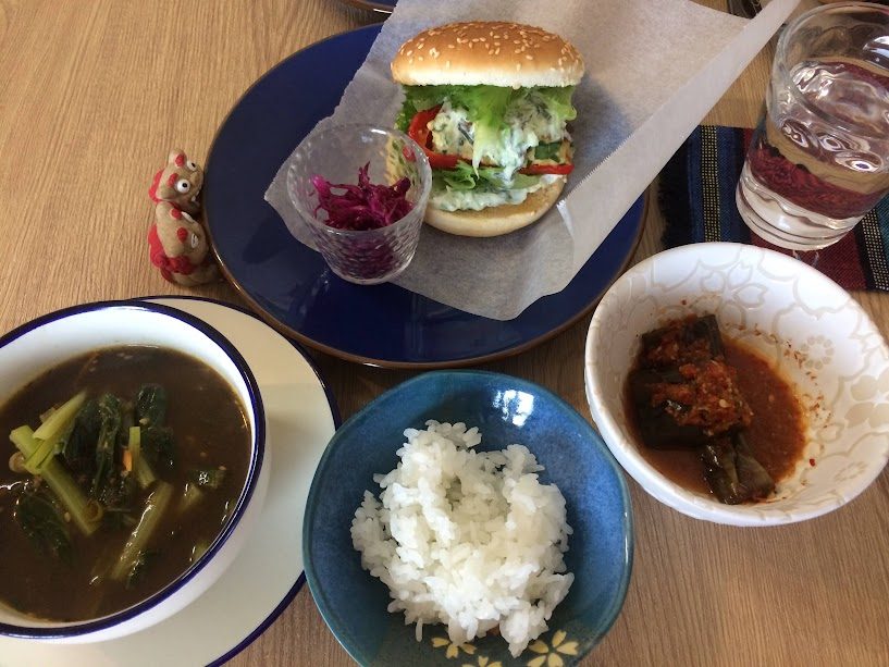 手作りピーマン肉詰めハンバーガーとライス・スープのセット