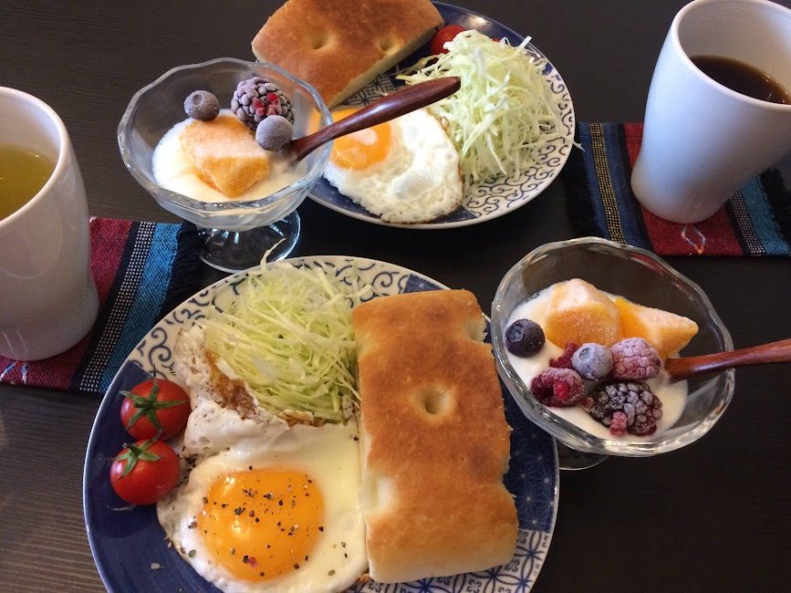 フォカッチャと目玉焼き・ミックスベリーヨーグルトの自炊モーニング