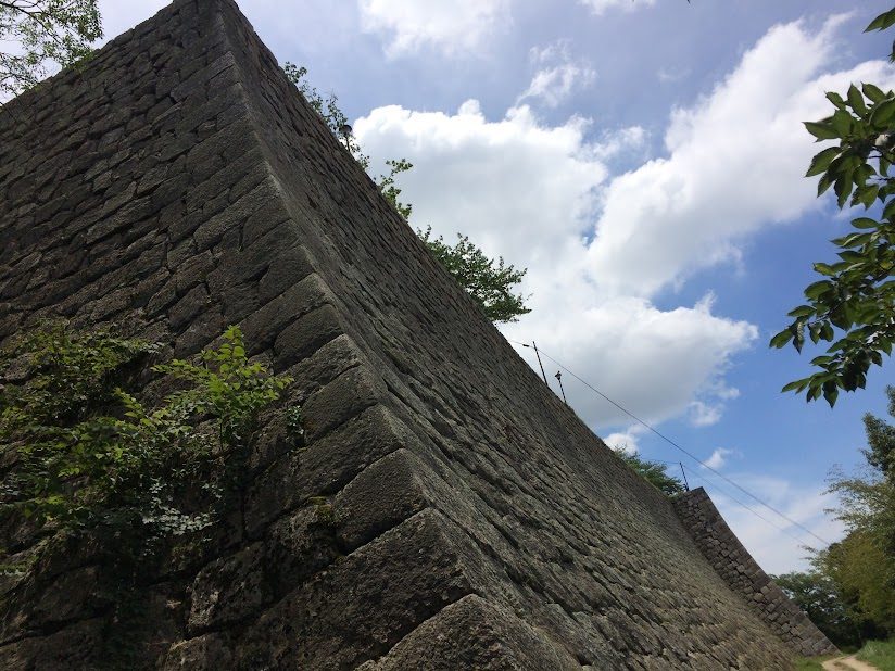 丸亀城の巨大な石垣を見上げた迫力ある角度