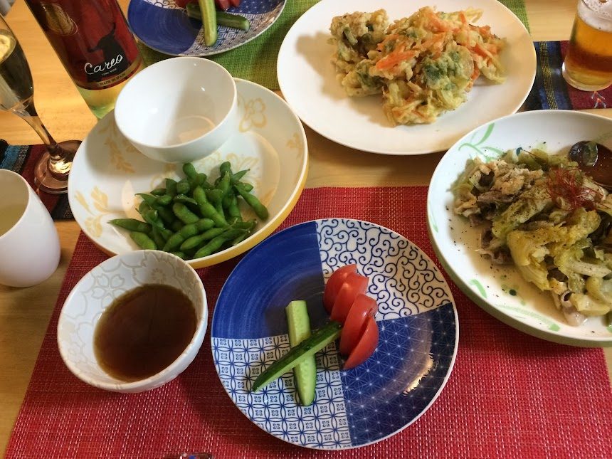 かき揚げと枝豆が並ぶ家飲み晩酌の食卓