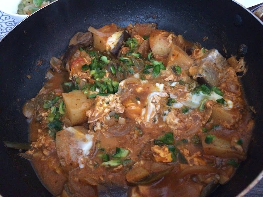 黒フライパンで作ったメネメン風トマト卵炒め（じゃがいも入り）