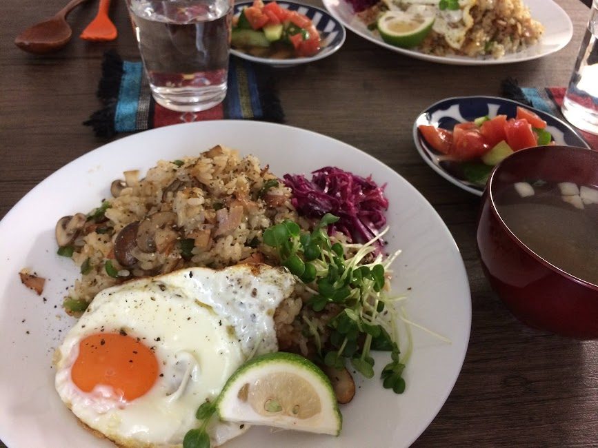 キノコ入り炒飯と目玉焼きのワンプレート朝食