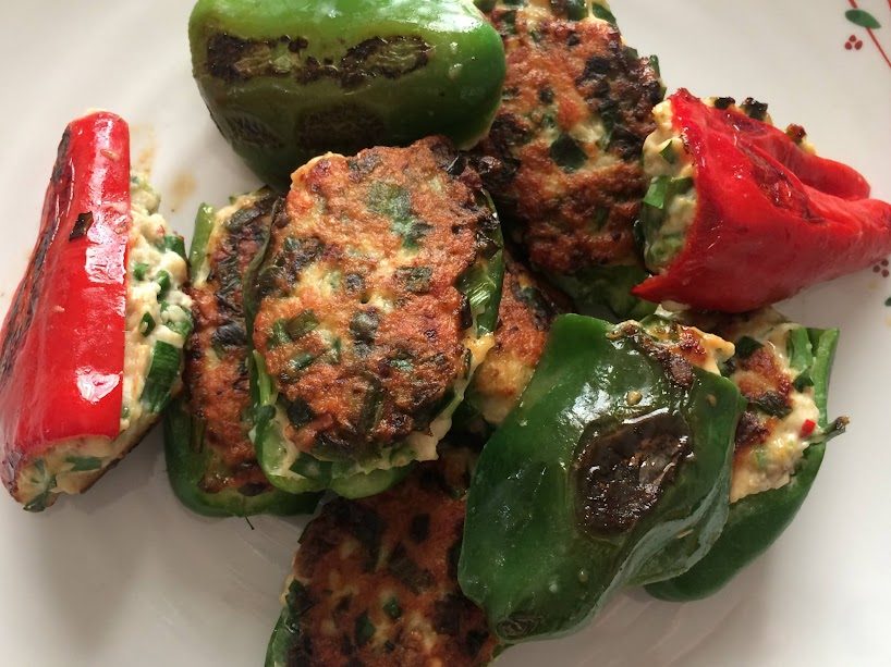 焼き色のついたピーマン肉詰めとハンバーグパティの盛り合わせ