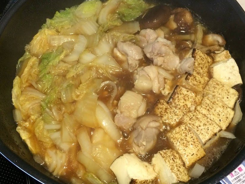 白菜・鶏肉・厚揚げが入った高松の自炊すき焼き鍋
