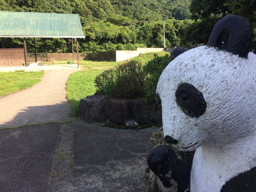 廃墟感漂う公園に佇むパンダのオブジェと遊歩道
