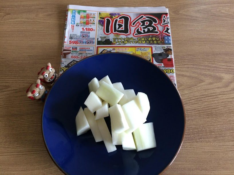 青い皿に盛られたカットマクワウリ