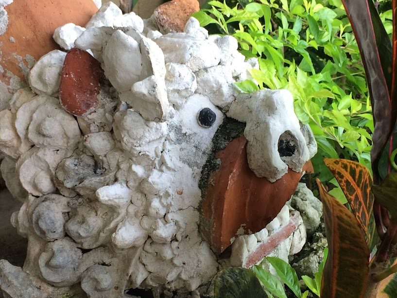 庭に佇む羊の石像クローズアップ