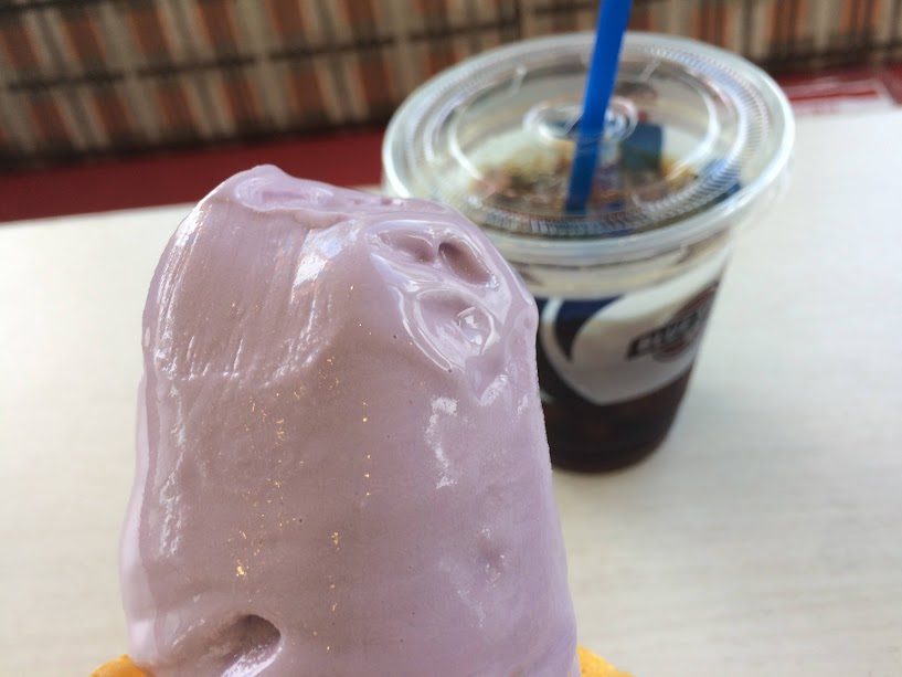 ブルーシール沖縄の紅芋ソフトクリームが溶けた様子