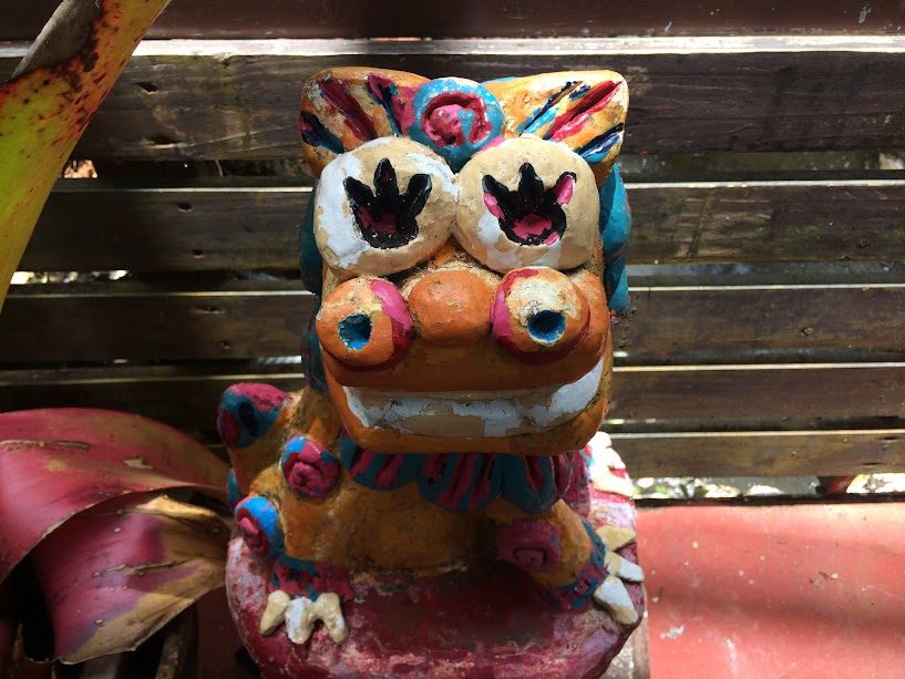 カラフルな彩色が施された沖縄のシーサー置物