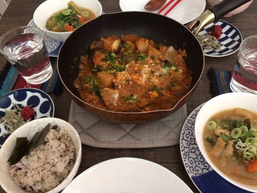 フライパンで作ったメネメン風トマト卵料理と雑穀ご飯の食卓