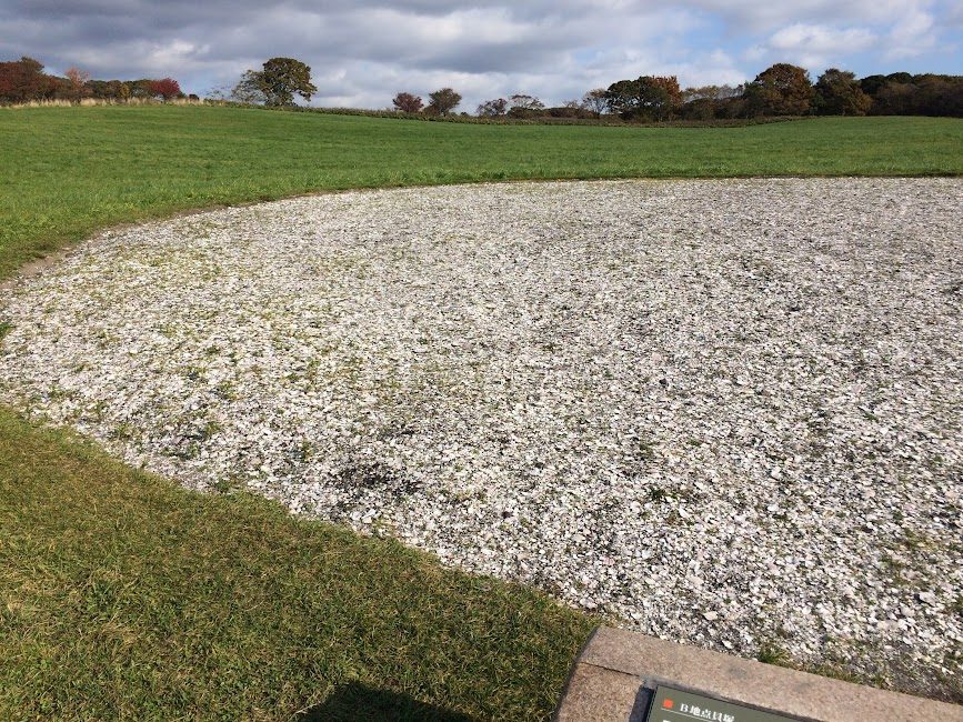 北海道縄文貝塚遺跡の大量の貝殻が広がる世界遺産の景観