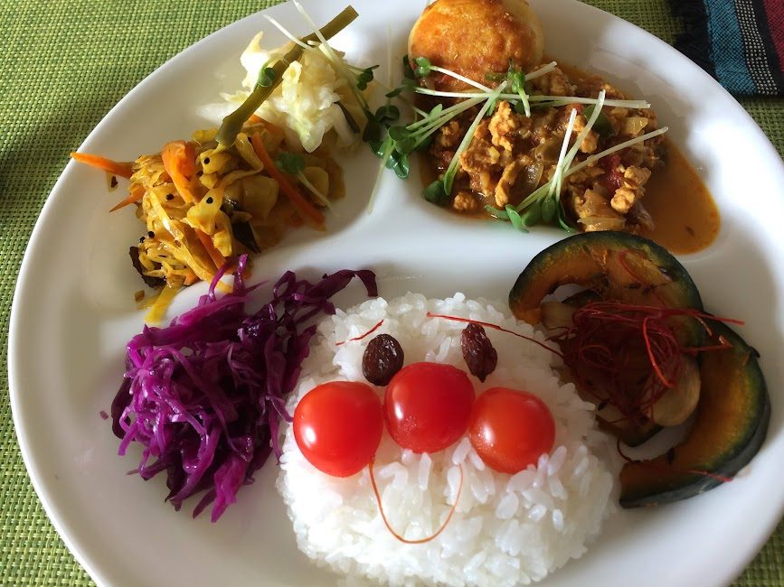 函館自炊のアンパンマン風スパイスカレープレート