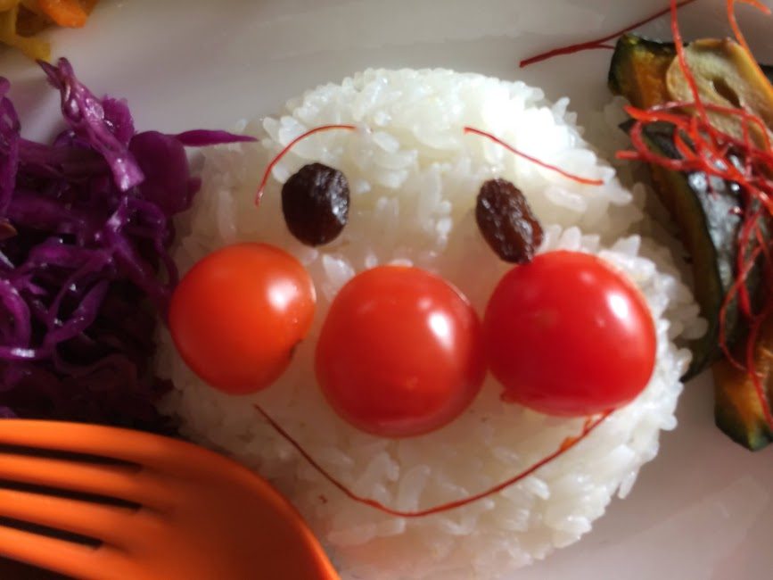 ミニトマトとレーズンで顔を作ったキャラ弁風ライス