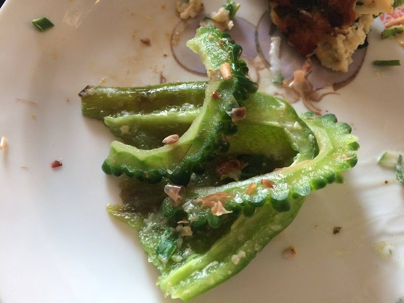 スライスされたゴーヤの炒め物がプレートに盛られた一品