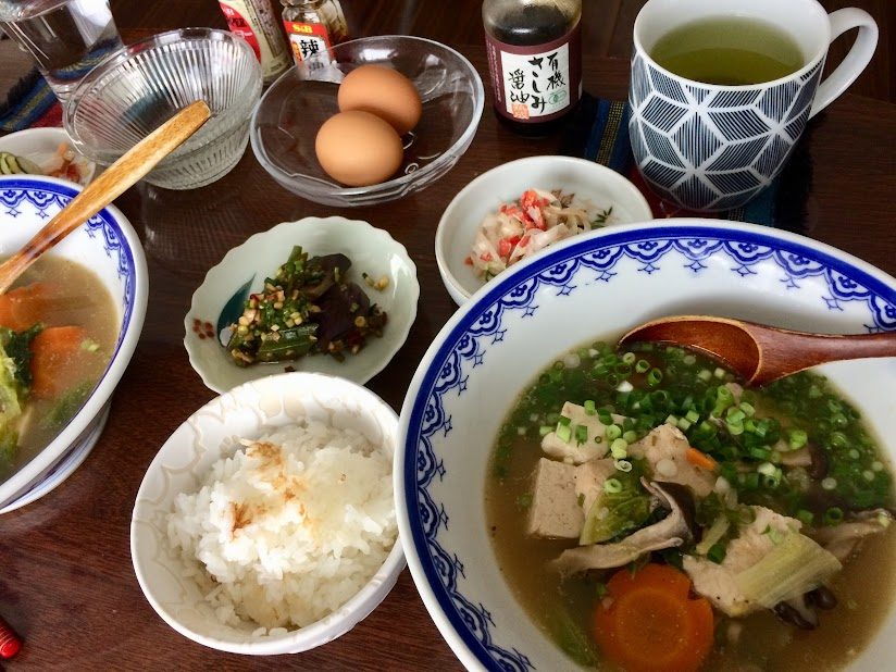 豆腐と野菜の自炊スープと白米・小鉢が並ぶ高松の食卓