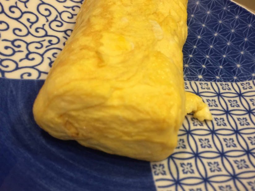 青い和皿に盛られた手作り厚焼き玉子