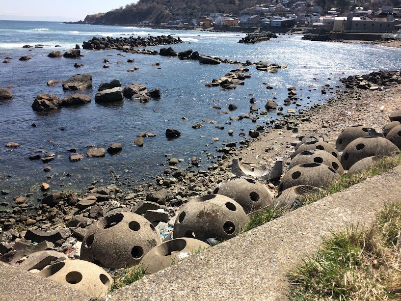 函館海岸に並ぶたこ焼き型テトラポット