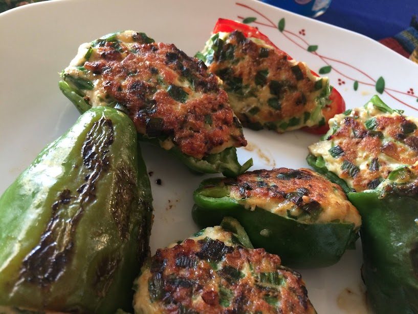 グリルしたピーマンの肉詰めがこんがり焼けた沖縄料理