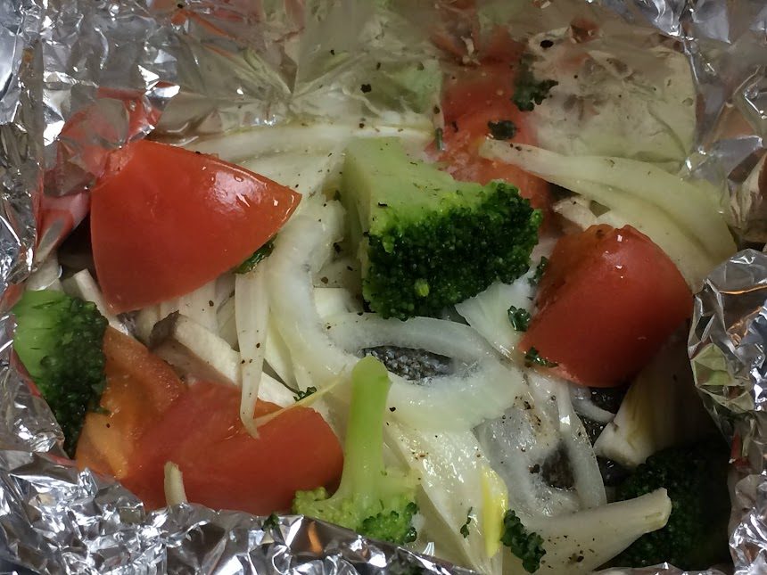 アルミホイルに包まれたタラと野菜のホイル焼き