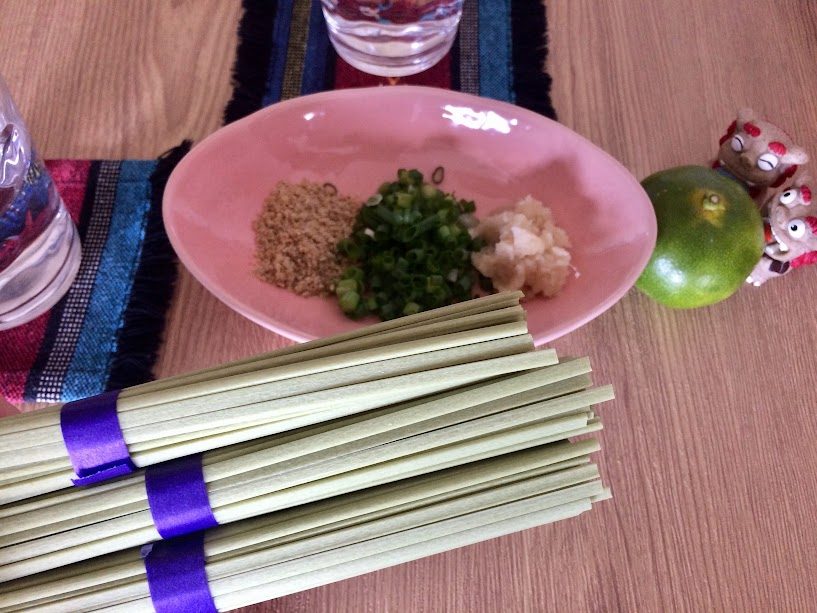 手延ゴーヤー麺の乾麺と薬味トッピングの食材