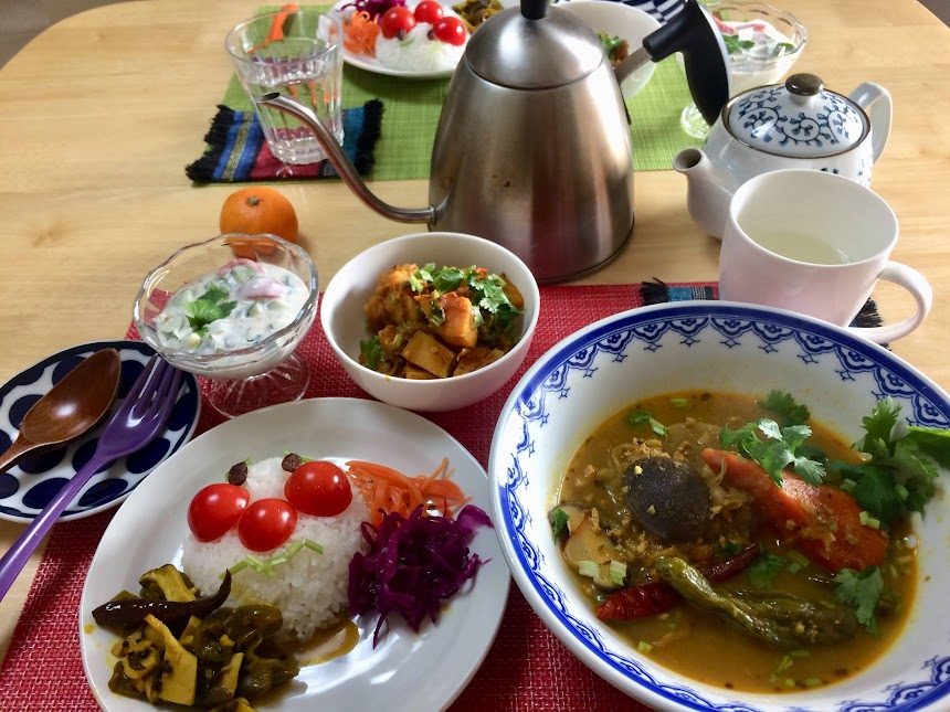 自家製スープカレーとライス・副菜を並べた食卓