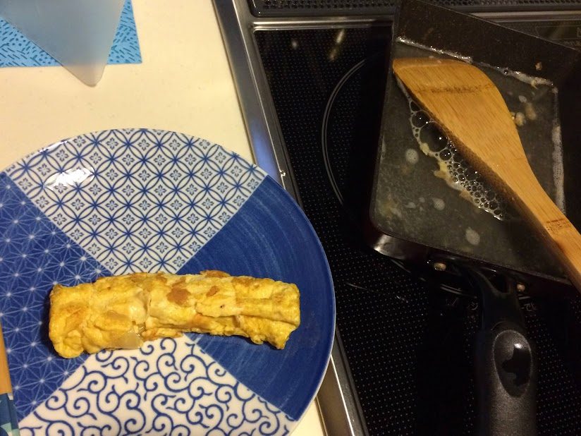 四角いフライパンで作った細めの厚焼き玉子と木べら