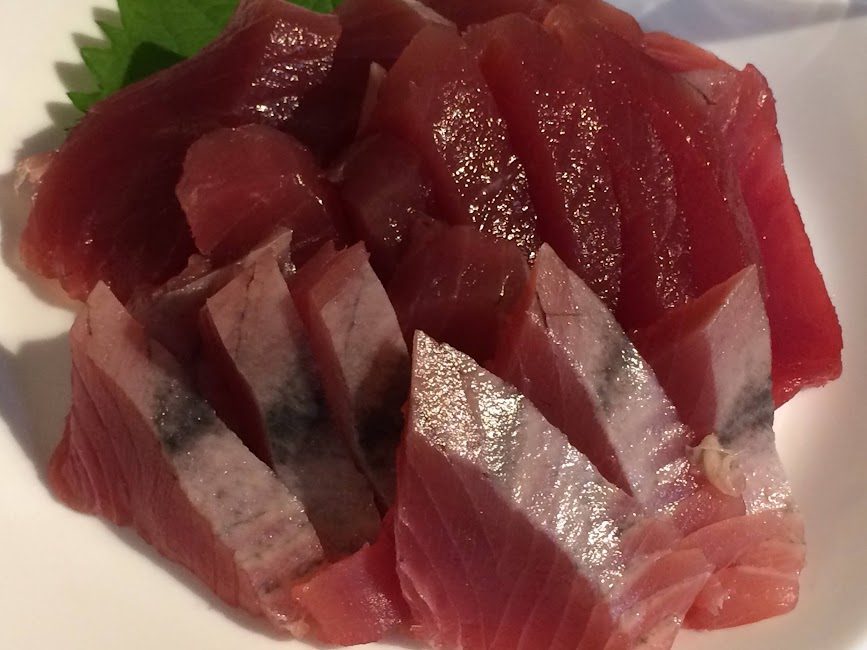 九州で味わう新鮮な生カツオの刺身盛り合わせ