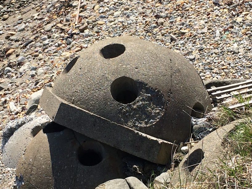 函館海岸に転がるたこ焼き型の謎のコンクリート塊