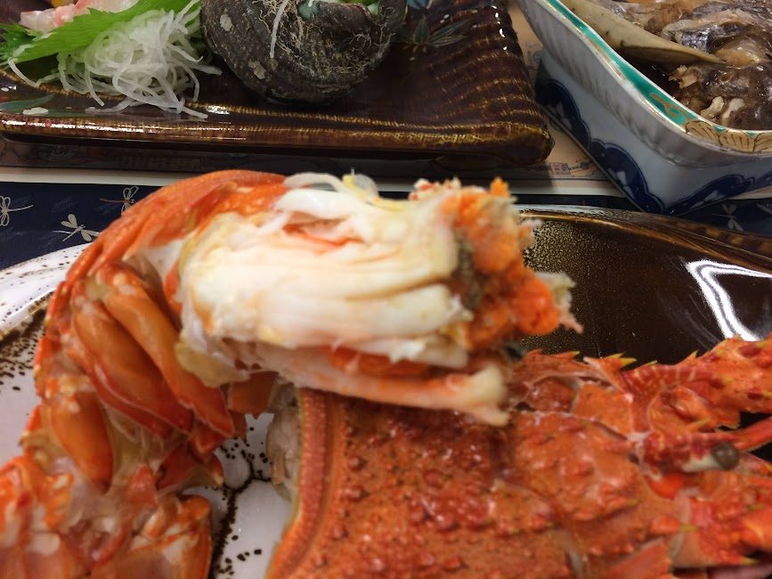 割れた伊勢海老の身がたっぷり詰まった豪華な海鮮料理