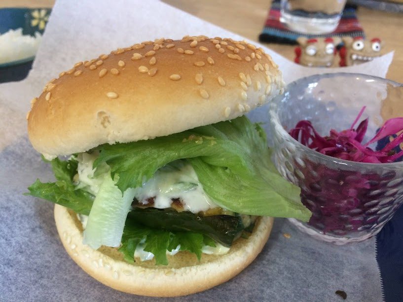ゴマバンズにピーマンの肉詰めを挟んだ沖縄手作りバーガーと紫キャベツの小鉢