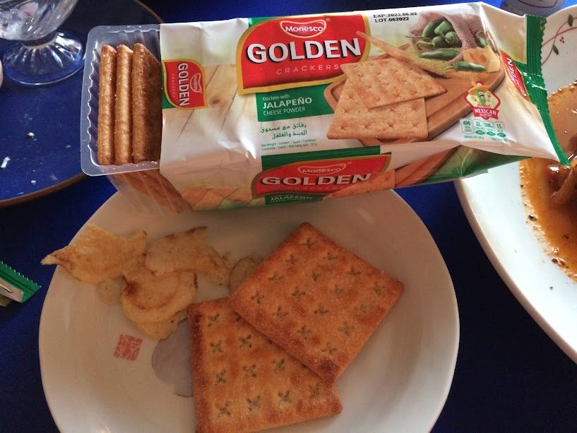 Monesco Goldenハラペーニョクラッカーとお皿に盛られたスナック