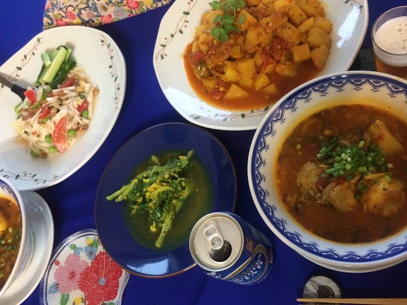 マクワウリのソムタムとゴーヤ白和えを含む東南アジア風家庭料理の食卓