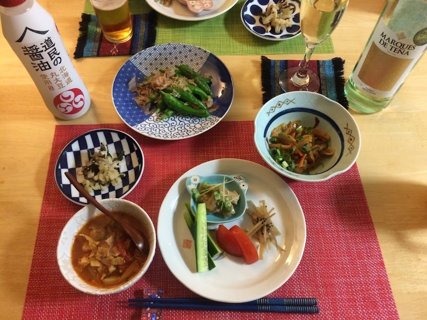 糖質30%オフワインと和食の小鉢料理が並ぶ食卓