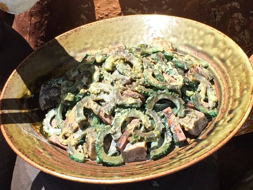 ゴーヤと豆腐を炒めたゴーヤチャンプル風アジア料理